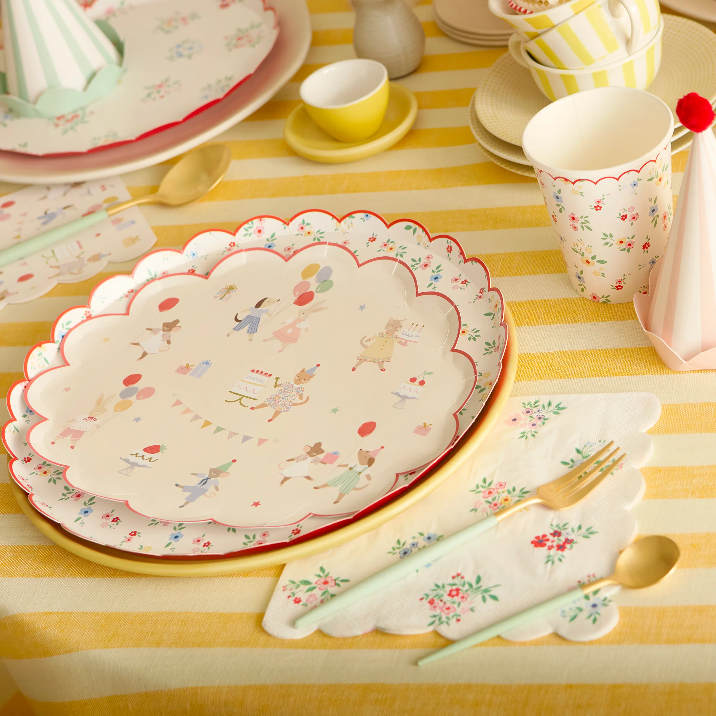 Ditsy Posy Scalloped Large Napkins (x 16) - Image 2