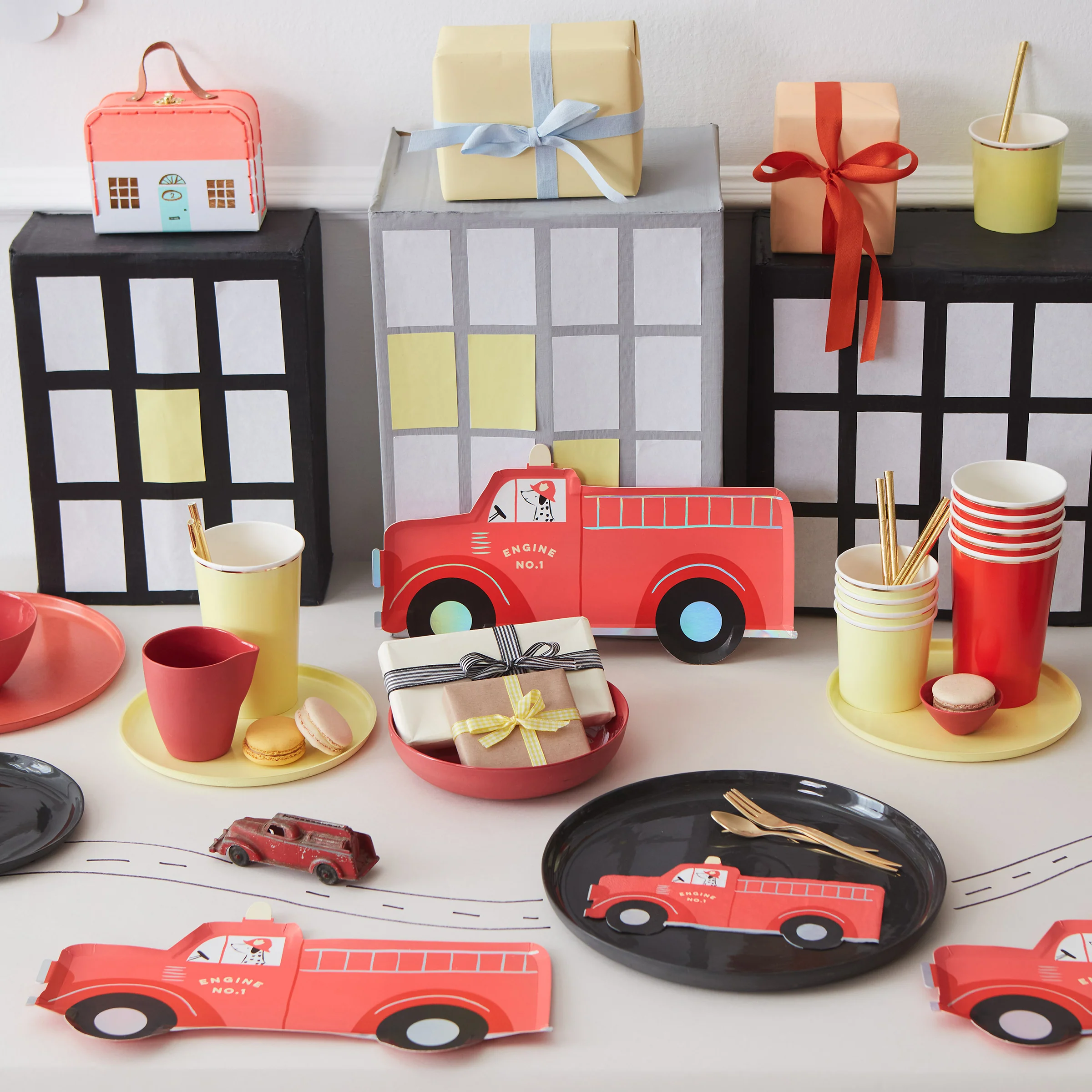 Fire Truck Napkins (x 16) - Image 2