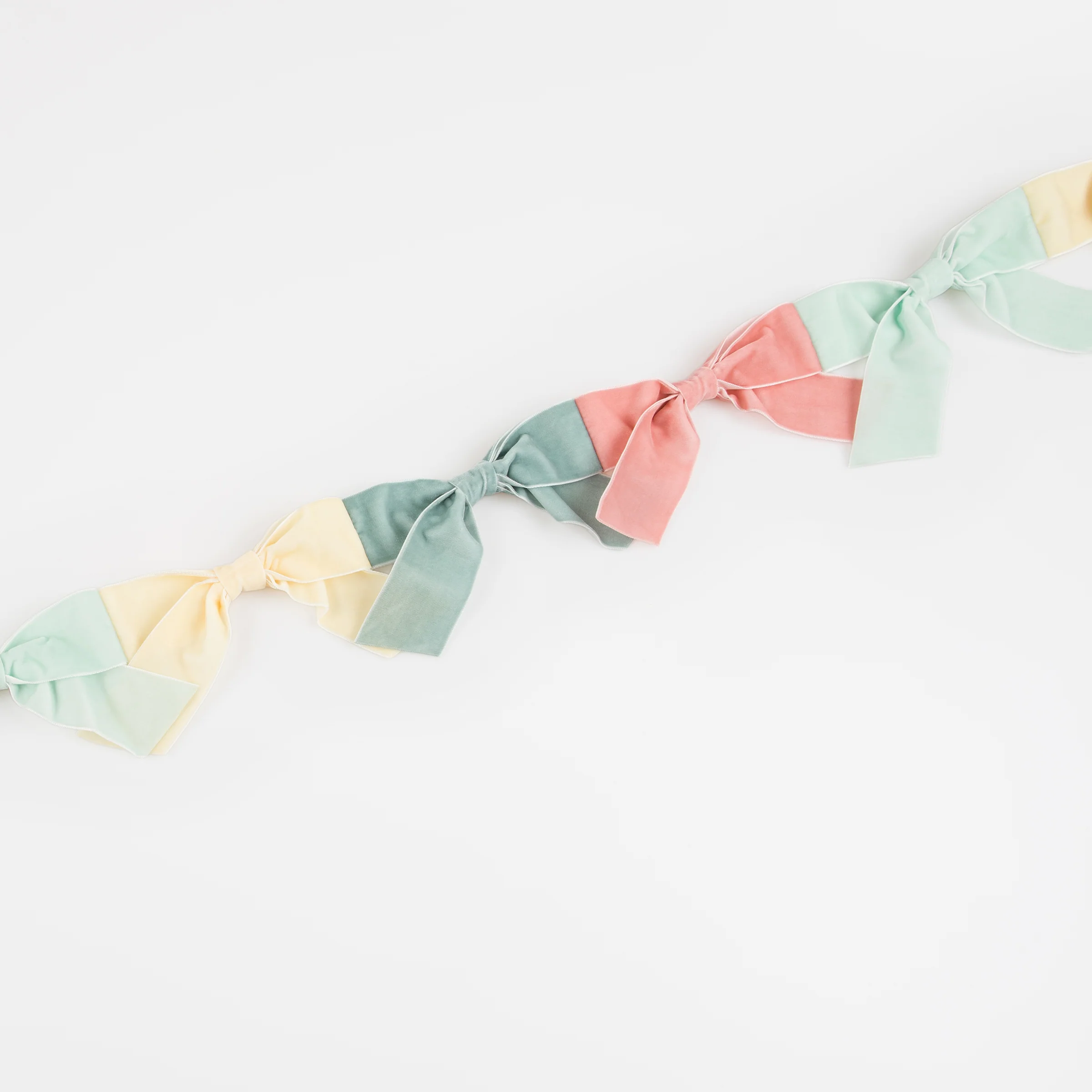 Velvet Bow Garland - Image 3