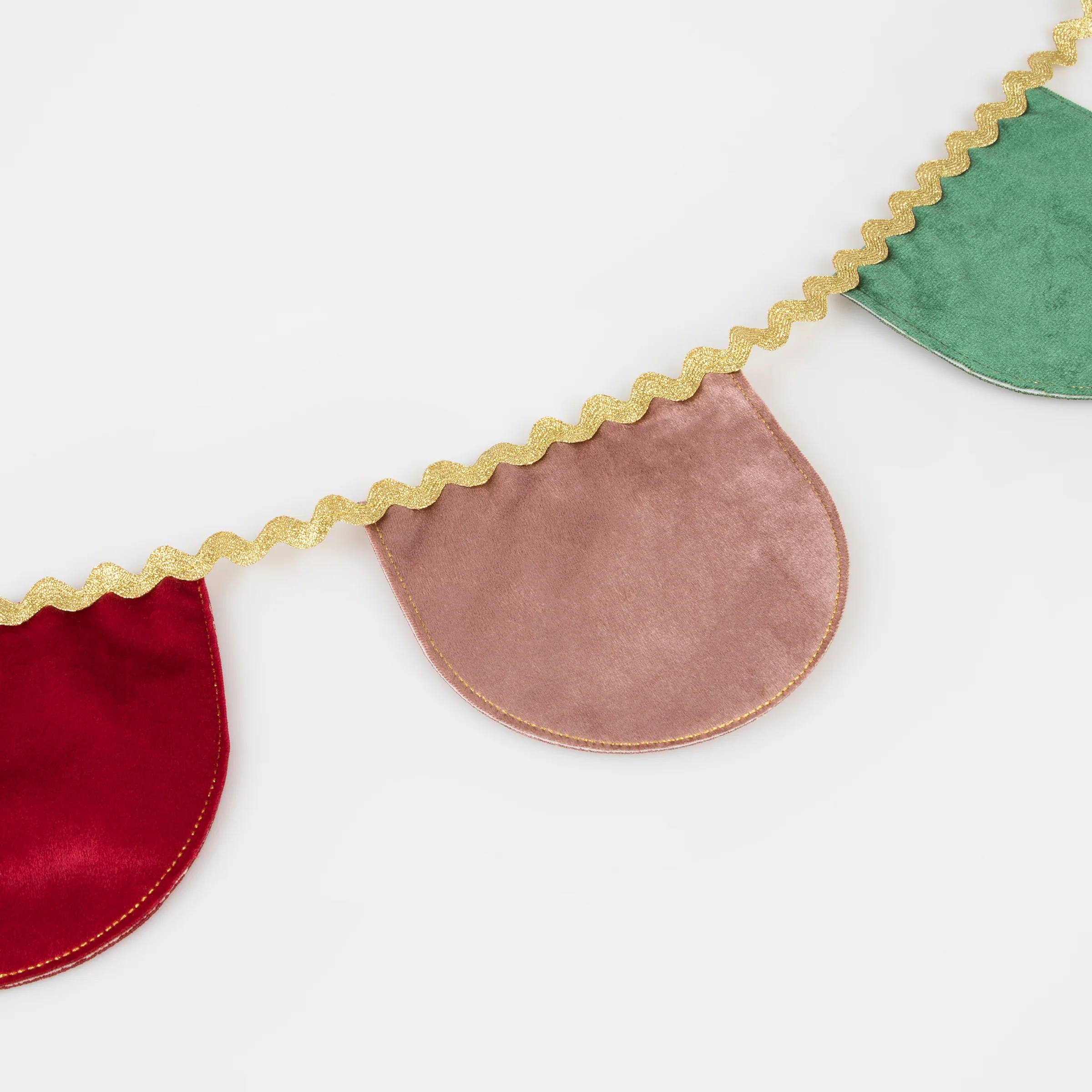 Velvet Scallop Garland - Image 3